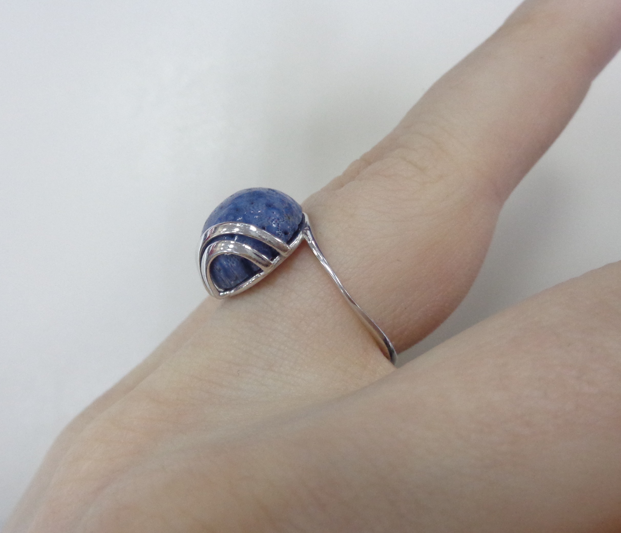 Серебряное кольцо с кораллом Акори